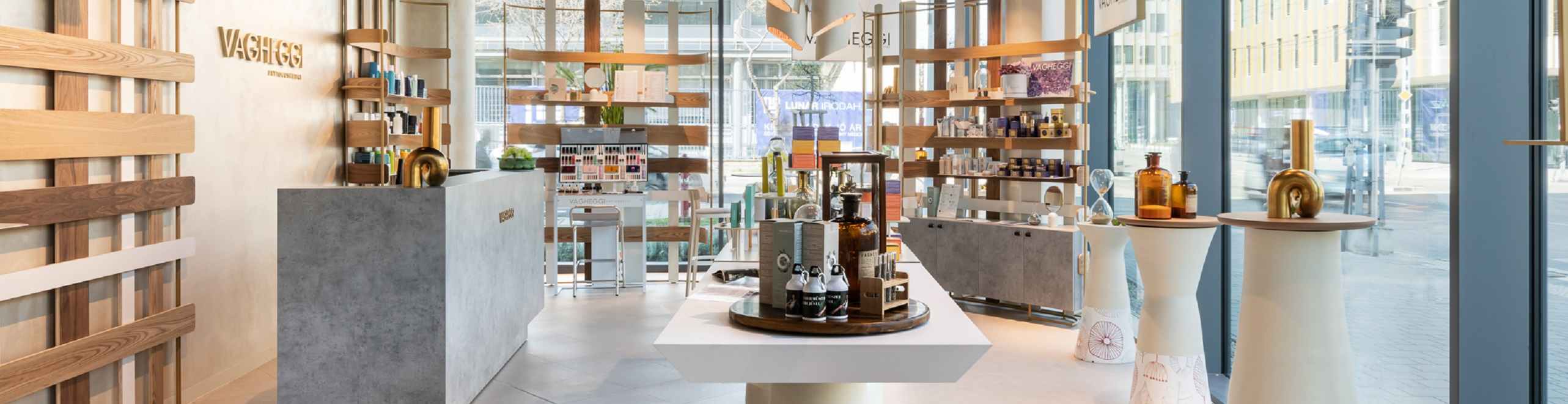 A képen Pokorny Lia látható. Sötét lilla háttérrel az új 75.25 Longevity termékcsaládból az arany színű 3D olaj, átlátszó ampulla és a nappali krém. A feliat a tgermékek alatt: Pokorny Lia ajánlásával.